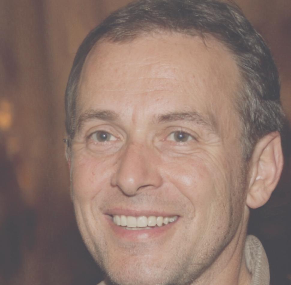 Portrait de Marc Dubois, expert en analyse financière